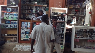 Kleiner Elektrohändler auf dem Markt in N'Djamena | Bild: CARE