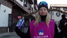 Freeskierin Kea Kühnel steht vorm Nanshan Ski Village in China | Bild: BR