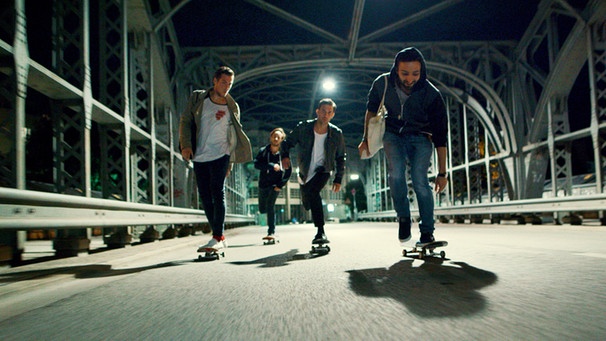 Vier Skateboader skaten nachts durch München | Bild: Philipp Dettmer