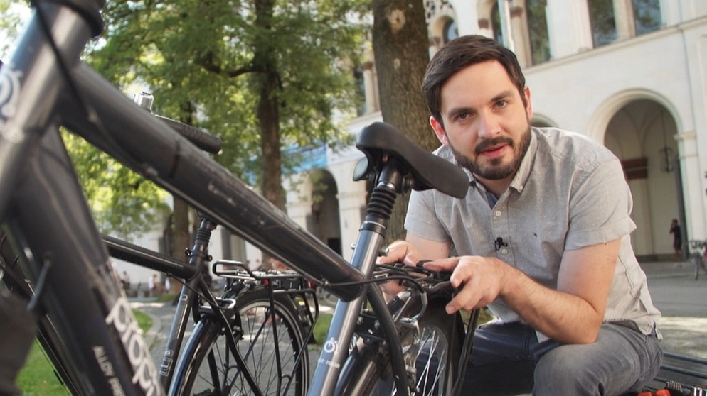 Sebastian Meinberg auf der Spur der Fahrraddiebe | Bild: BR