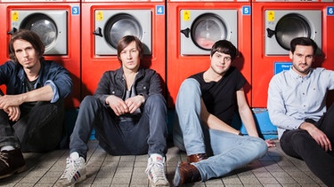 Die Band The Impression sitz in einem Waschsalon | Bild: BR / Matthias Kestel