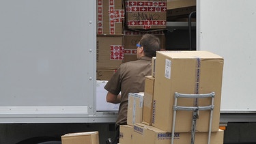 Paketboten von ups bei der Arbeit | Bild: picture-alliance/dpa