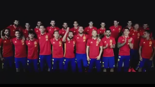 Wenn Fußballer die Charts stürmen | Bild: Sergio Ramos Ft Niña Pastori auf YouTube/screenshot