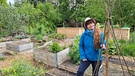 Rankhilfe für Bohnen mit Sabrina Nitsche (im Querbeet-Garten) | Bild: BR / Bernhard Finger