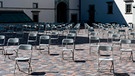 Stühle stehen mit großem Abstand zueinander | Bild: mauritius-images