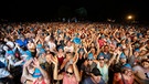 Das Publikum tanzt auf dem Sommerfestival in Bad Bocklet. | Bild: BR/ Hans-Martin Kudlinski