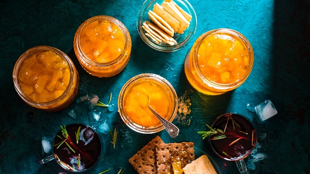 Ananas Chutney in Gläsern mit Crackern und Drinks. | Bild: mauritius-images