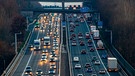 Starker Verkehr auf einer deutschen Autobahn | Bild: mauritius images / Jochen Tack / Alamy / Alamy Stock Photos
