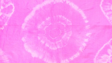 Ein Stück gebatikten Stoffs - die runden Muster nennt man Bully Eyes. | Bild: mauritius images