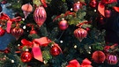 Rote Schleifen und rote Kugeln an einem Weihnachtsbaum | Bild: mauritius images