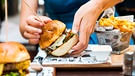 Burger mit Beilagen | Bild: mauritius images / Aleksandar Tomic / Alamy / Alamy Stock Photos
