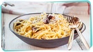 Teller mit Spaghetti Carbonara | Bild: mauritius images / Westend61 / Susan Brooks-Dammann, Montage: BR