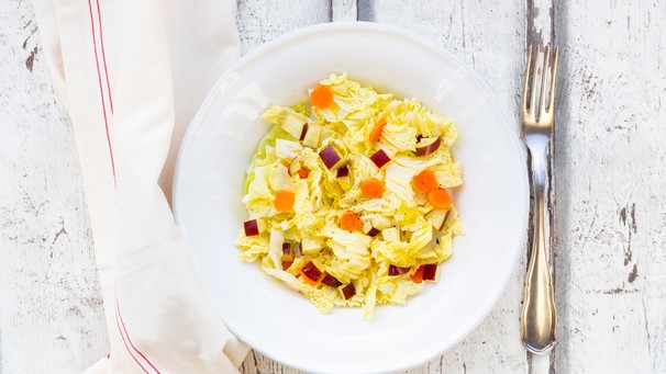 Auf einem Teller ist ein Salat mit Chinakohl angerichtet. | Bild: mauritius images / Westend61 / Larissa Veronesi