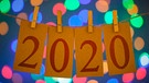 "2020" hängt als Schild an einer Schnur | Bild: mauritius images