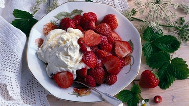 Erdbeeren mit Vanille-Eiscreme | Bild: mauritius images