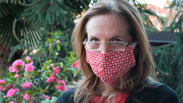 Frau trägt einen selbstgenähten Mundschutz aus Stoff | Bild: mauritius images