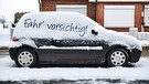 Ein vereistes und mit Schnee bedecktes Auto am Straßenrand | Bild: mauritius images / Chromorange / Christian Ohde
