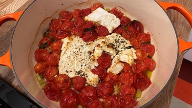 Ein Topf mit gebackenem Feta, Tomaten und Basilikum | Bild: BR/ Susanne Wolff