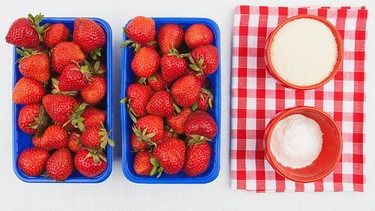 Erdbeeren, Pektin und Zucker stehen auf einem Tisch für die Marmeladenzubereitung. | Bild: mauritius images