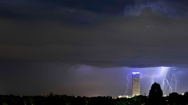 Ein Blitz schlägt in ein Münchner Hochhaus ein. | Bild: mauritius images / Sebastian Frölich