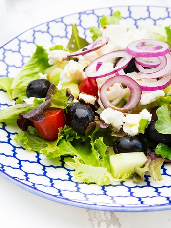 Gebratener griechischer Salat mit Feta | Bild: mauritius images / Westend61 / Larissa Veronesi