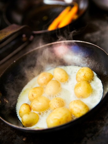 Kartoffeln in Butter | Bild: mauritius-images