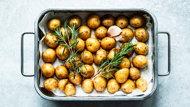 Kleine Kartoffeln mit Schale, Rosmarin und Knoblauch | Bild: mauritius images / foodcollection / Simone Neufing