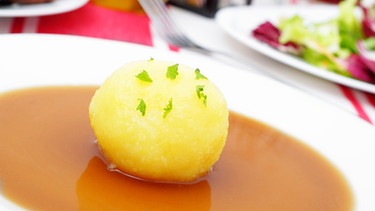 Kartoffelkloß mit vegetarischer Bratensoße | Bild: mauritius-images