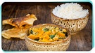 Schalen mit Kürbis-Curry und Reis stehen auf einem Tisch | Bild: mauritius images