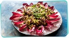 Linsensalat auf Salatblättern sind auf einem Teller angerichtet | Bild: mauritius images