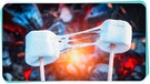 Zwei Stecken mit Marshmallows werden über einer Glut gegrillt | Bild: mauritius images / Natalya Erofeeva / Alamy / Alamy Stock Photos / Montage: BR