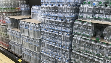 Mineralwasser in Plastik-Einwegflaschen | Bild: picture-alliance/dpa