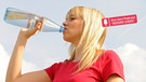Frau trinkt aus Wasserflasche
mauritius images/ Pitopia RF | Bild: mauritius images/ Pitopia RF