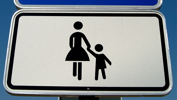 Gekennzeichneter Mutter-Kind-Parkplatz | Bild: mauritius-images, Montage: BR