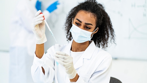 Wissenschaftlerin arbeitet in einem Labor an einem Test während der Corona-Pandemie. | Bild: mauritius images