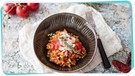 Eine Schüssel mit Risoni und Tomaten steht auf einem Tisch | Bild: mauritius images