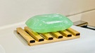 Auf einer Seifenschale liegt eine hellgrüne Seife | Bild: BR/ Bogdan Kramliczek