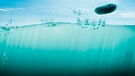 Stein hüpft übers Wasser | Bild: mauritius images / Sven Bachström / Alamy / Alamy Stock Photos