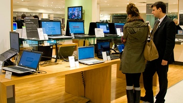 Paar beim Computerkauf | Bild: mauritius-images