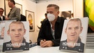 Bryan Adams mit seinem neuen Bildband "Homeless", für den er einfühlsame Portraits fotografiert hat | Bild: dpa/picture alliance