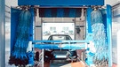 Auto in einer Tankstellen-Waschstraße | Bild: mauritius images / Kzenon / Alamy / Alamy Stock Photos