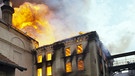1987 brennt der Hofbräukeller in München lichterloh. | Bild: picture-alliance/dpa
