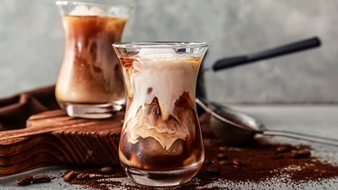Kalter Kaffee im Glas | Bild: mauritius images / Pixel-shot / Alamy / Alamy Stock Photos