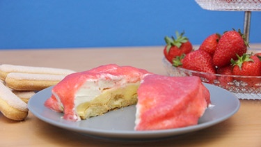 Das fertige Erdbeer-Tiramisu liegt auf einem Teller.  | Bild: BR