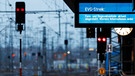 "EVG-Streik. Fern- und Regionalverkehr aktuell eingestellt" steht auf einer Anzeigetafel im Hauptbahnhof in Nürnberg | Bild: dpa/picture alliance