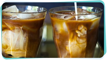 Eiskaffee wird mit Milch verfeinert | Bild: mauritius images / foodcollection / Katrin Winner/Montage: BR