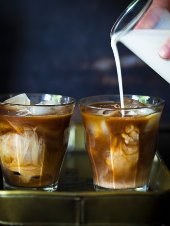 Eiskaffee wird mit Milch verfeinert | Bild: mauritius images / foodcollection / Katrin Winner