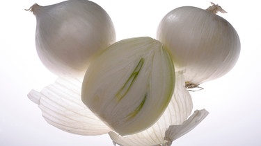 Weiße Zwiebeln schweben vor hellem Hintergrund  | Bild: mauritius images
