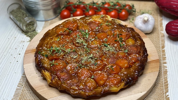 Mit Blätterteig gebackene Tarte Tatin, aber mit Tomaten statt mit Aprikosen und salziger Note | Bild: BR/Jonas Schramm