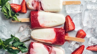 Frozen Yoghurt mit Erdbeeren | Bild: mauritius-images